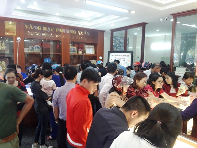Chen chúc mua vàng ở cửa hàng vàng Phương Xuân