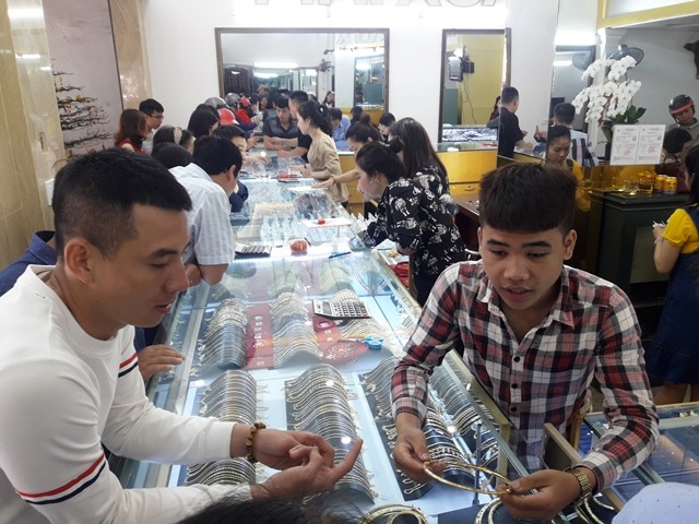 Khách mua vàng ở cửa hàng vàng Mai Xuân