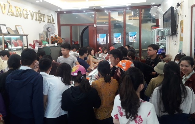 Khách chen chúc ở cửa hàng vàng Việt Hà