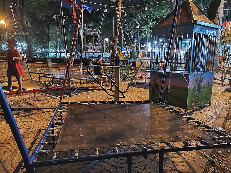 Lấn chiếm vào khu vực đặt dụng cụ tập thể dục và rèn luyện sức khỏe của người dân, nhưng vẫn cứ để mặc...