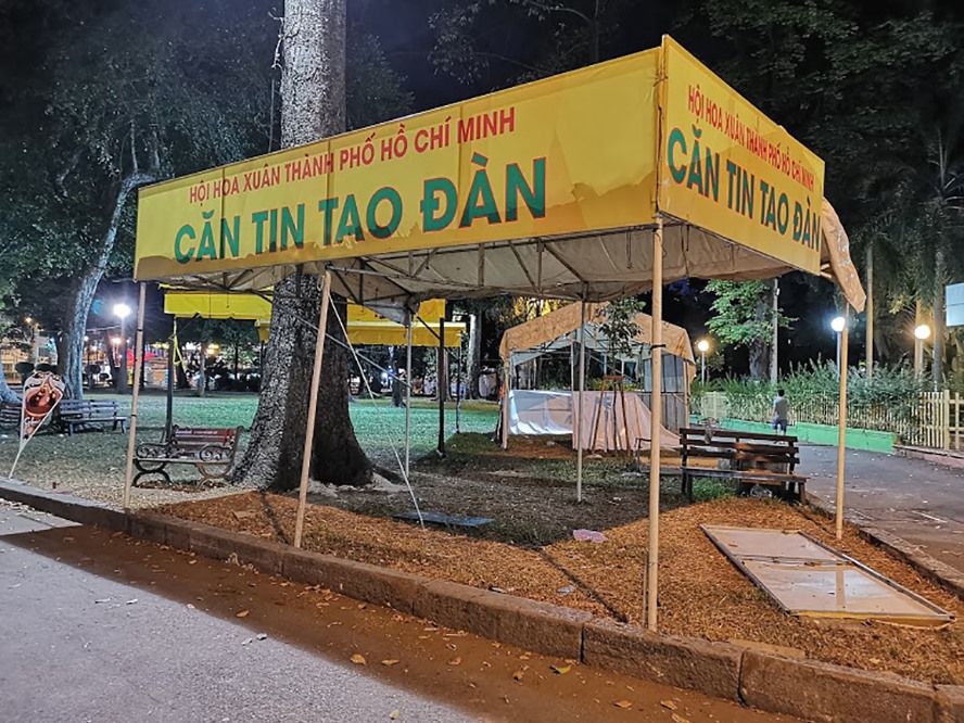 Căntin Hội Hoa xuân còn lại te tua và lôi thôi lếch thếch làm mất mĩ quan trong công viên.