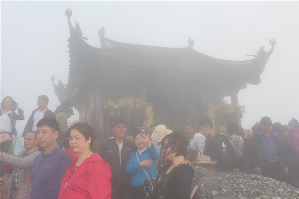 Lên tới đỉnh thiêng, nhiều người ướt sũng vì sương rơi. Nguyễn Hùng
