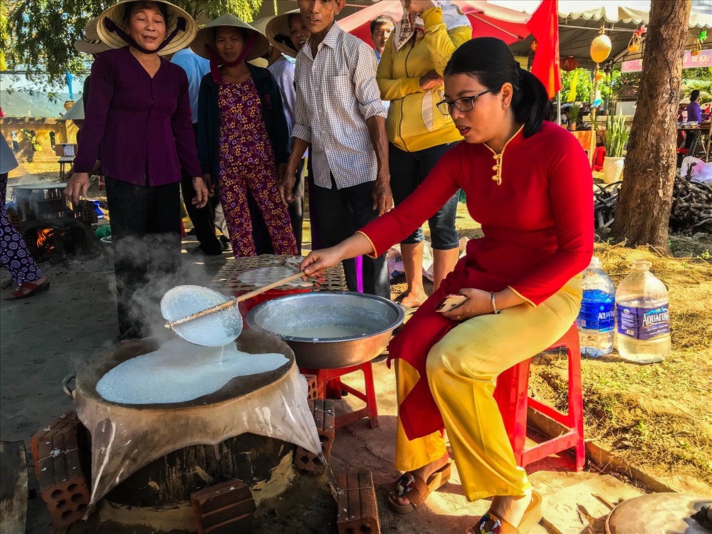 Người dân và du khách trải nghiệm làng nghề bánh tráng Túy Loan.