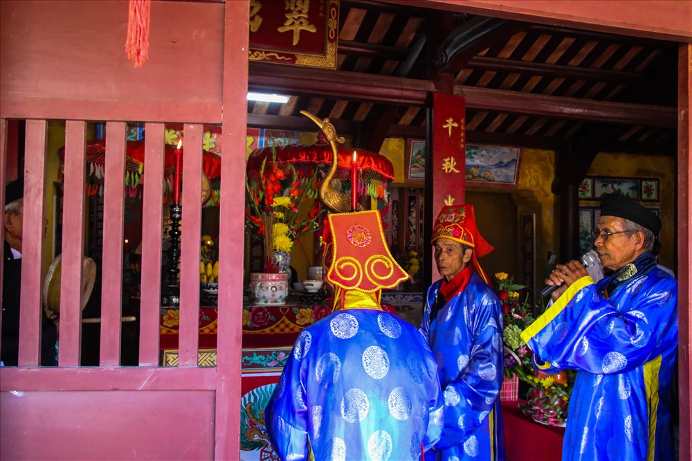 Tiếp đến là nghi lễ cúng truyền thống cầu quốc thái dân an, dân làng hanh thông, an lạc, quanh năm làm ăn lao động sản xuất được mùa no đủ. Các vị bô lão trong làng giữ vai trò quan trọng trong việc điều hành nghi lễ.