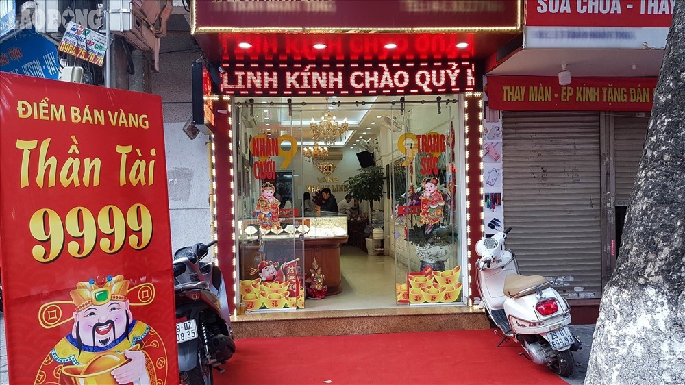 Hằng năm, cứ vào Ngày vía Thần Tài mùng 10 tháng Giêng Âm lịch là thị trường vàng lại hết sức sôi động. Dịp này, các cửa hàng, công ty vàng bạc đá quý thi nhau tung ra những mẫu vàng mới, phục vụ nhu cầu của người tiêu dùng trong ngày đầu năm.