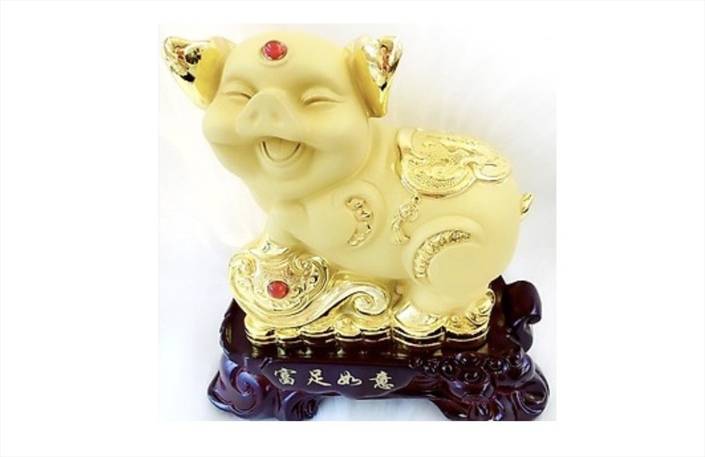 Năm nay vì là năm Kỷ Hợi nên các cửa hàng vàng bạc đá quý đua nhau cho ra các sản phẩm có hình lợn vàng may mắn. Với tâm lý của nhiều người là mua lấy may nên mặt hàng được ưa chuộng trong ngày vía Thần Tài thường là các sản phẩm đồng vàng 999.9 ép vỉ, năm nay được sản xuất với các trọng lượng 1 chỉ, 2 chỉ, 5 chỉ.