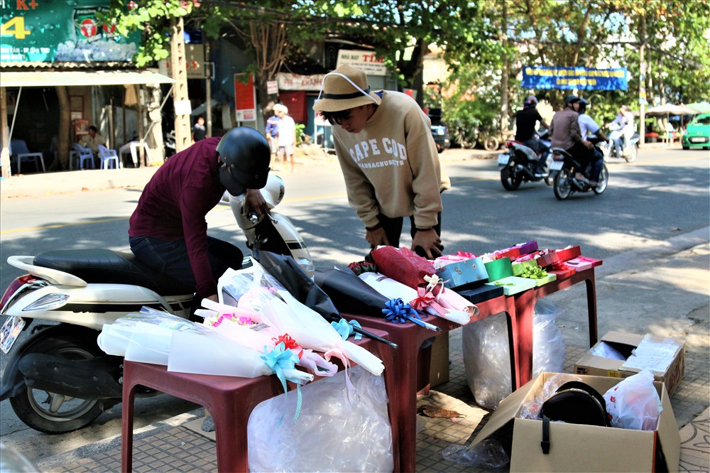 Thỉnh thoảng lại có một vài vị khách đến mua hàng để đêm nay có một món quà “bất ngờ” dành tặng người yêu. Ảnh: Bảo Trung
