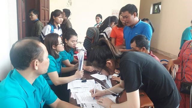 Người lao động được tư vấn, tuyển dụng tại buổi mở sàn giao dịch việc làm