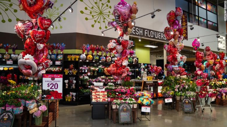 Một cửa hàng hoa và quà tặng Valentine của Kroger. Ảnh: CNN