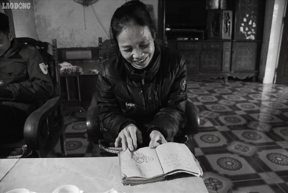 Bà Bùi Thị Hiền giới thiệu cuốn nhật ký khi chồng đi vắng.