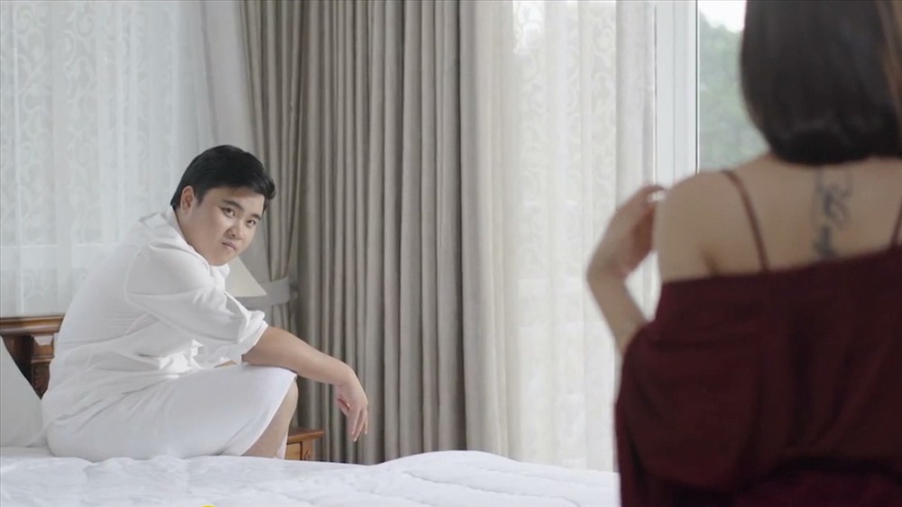 Nam diễn viên Dương Long toát mồ hôi khi quay cảnh tình cảm với hotgirl Trang Cherry. Ảnh: NVCC.