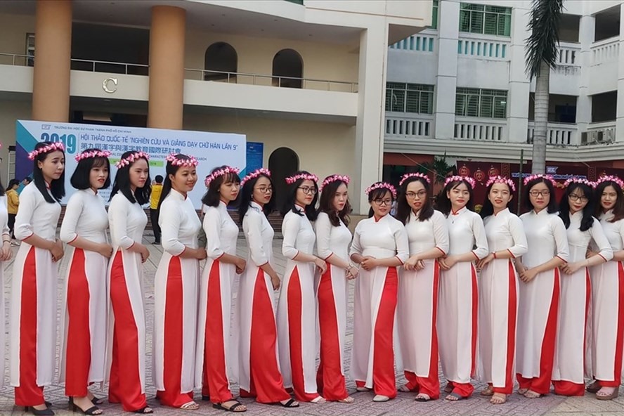 Sinh viên ĐH Sư phạm TPHCM chụp kỷ yếu. Ảnh: Nguyễn Quyên