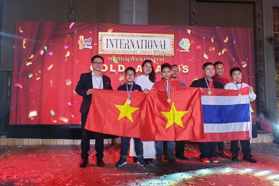 Hai học sinh Nguyễn Duy Khôi (THCS Trưng Vương, Hoàn Kiếm, Hà Nội) và Trần Minh Đức (THPT chuyên Hà Nội - Amsterdam) giành Huy chương Vàng Cuộc thi “Tìm kiếm tài năng Toán học quốc tế ITMC“. Ảnh: Sở GDĐT Hà Nội.