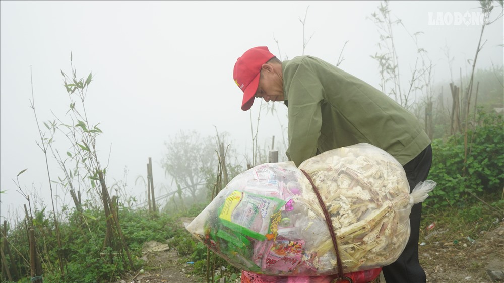 Những ngày này, thời tiết Yên Tử thường xuyên có mây mù, mưa lạnh, gây khó khăn trong quá trình làm việc và chuyển của những công nhân môi trường tại đây.