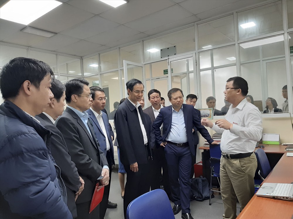 Lãnh đạo các đơn vị và công ty CP Bóng đèn phích nước Rạng Đông giới thiệu các sản phẩm, mô hình và quy trình sản xuất của nhà máy.