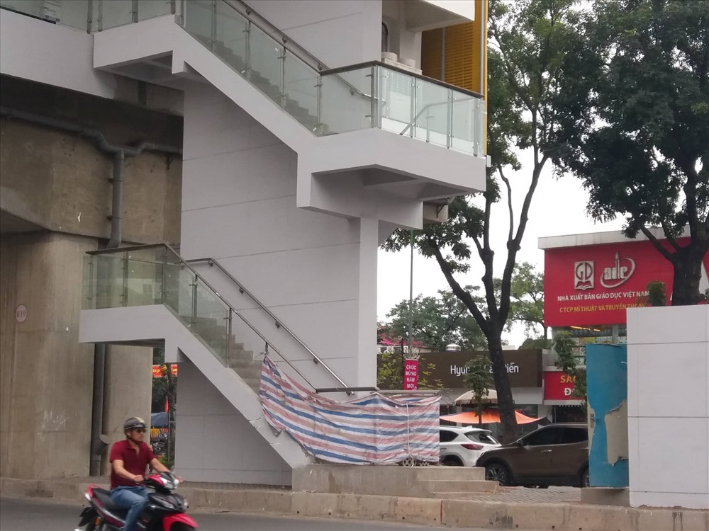 Nhà ga trên đường Nguyễn Trãi vẫn phủ bạt, nằm chờ.