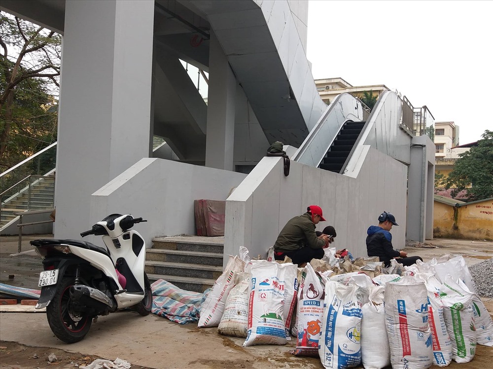Trước lối lên xuống nhà ga trên đường Láng còn nhiều vật liệu xây dựng.