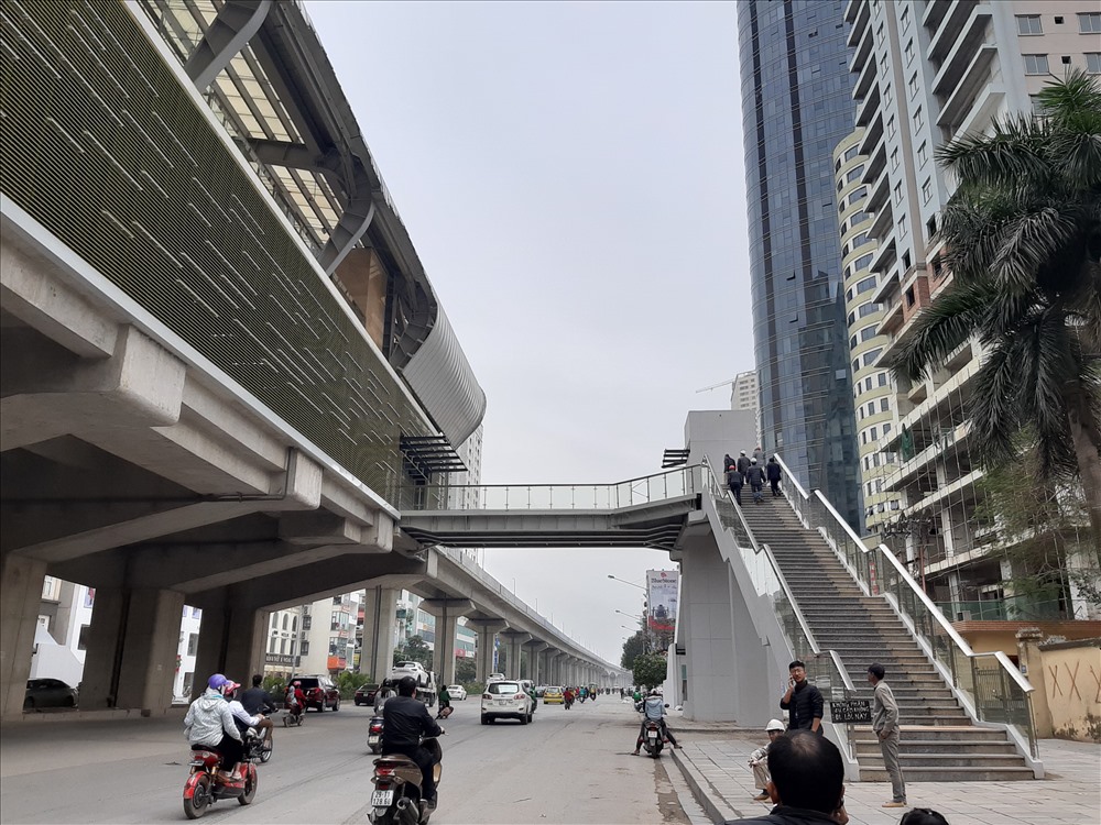 Sau nhiều lần lỡ hẹn khai thác thương mại, người dân vẫn tiếp tục phải chờ ngày tàu chạy chính thức.