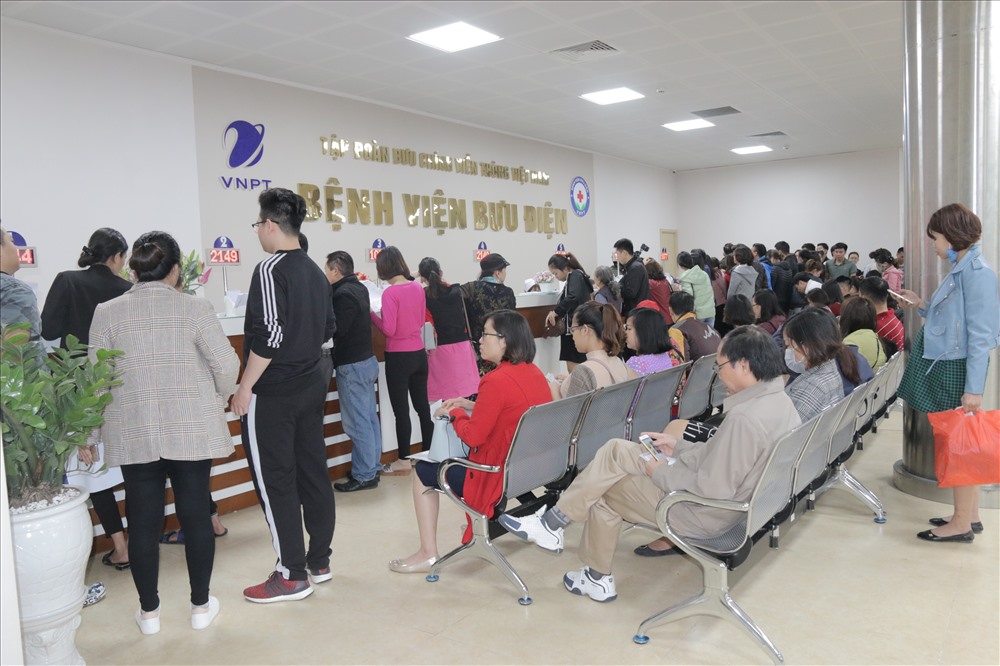 Từ rất sớm, nhiều bệnh nhân ở các tỉnh thành đã tới thăm khám tại Bệnh viện Bưu điện.