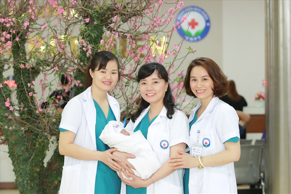 BS Nguyễn Thị Nhã – Trưởng Trung tâm Hỗ trợ sinh sản – Bệnh viện Bưu điện (giữa) – BS nổi tiếng với việc chữa thành công nhiều ca vô sinh hiếm muộn
