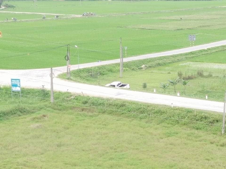 Chiếc xe các đối tượng sử dụng lao xuống ruộng