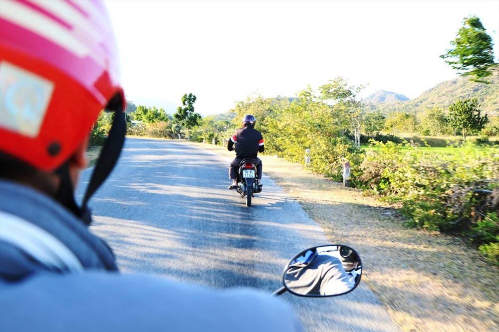 Sau mỗi giờ lên lớp thầy cô ở huyện Bác Ái lại đi vận động học sinh ra lớp. (Ảnh: Duy Quan).