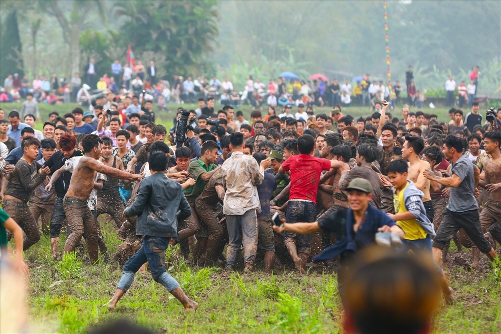 Hàng trăm thanh niện mình trần lao vào ẩu đả, tranh giành để cướp phết. Ảnh: LĐO.