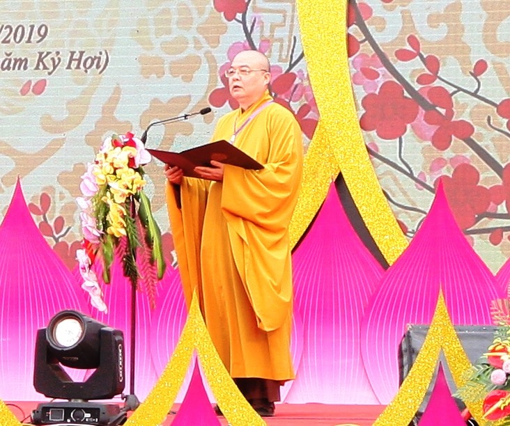 Hòa thượng Thích Thanh Nhiễu, Phó Chủ tịch Hội đồng trị sự Giáo hội Phật giáo Việt Nam, Trụ trì chùa Tam Chúc phát biểu khai mạc lễ hội Xuân Tam Chúc năm 2019. Ảnh: NT