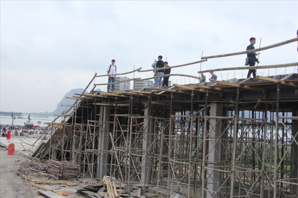 Những cây cầu, những con đường vẫn đang được xây dựng.