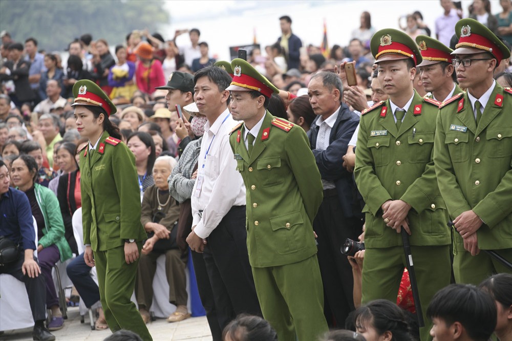 Lực lượng an ninh bảo vệ nghiêm ngặt tại khu vực diễn ra lễ khai hội