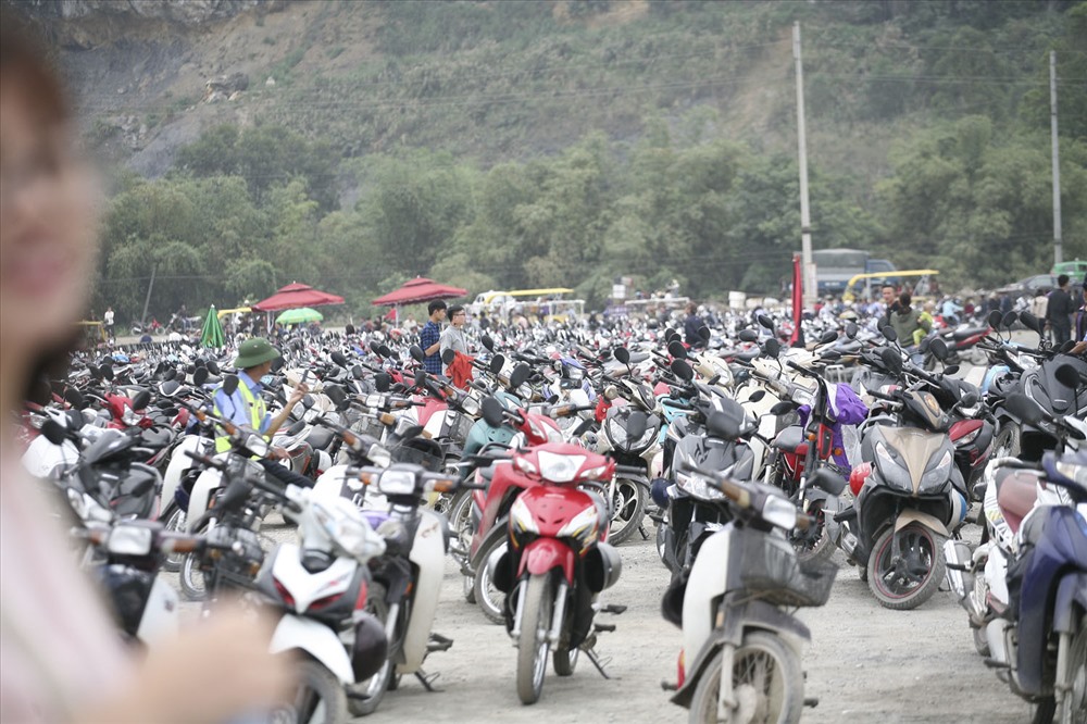 Lượng xe máy gửi tại khu vực trông giữ phương tiện. Lực lượng bảo vệ và an ninh có mặt từ sớm để hướng dẫn người dân để xe đúng vị trí.