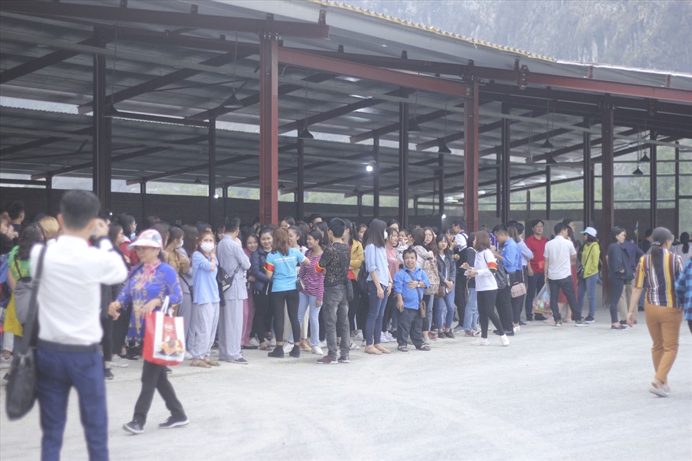 Khu vực nhà chờ lên xe điện tới chùa Tam Chúc luôn trong tình trạng đông đúc.