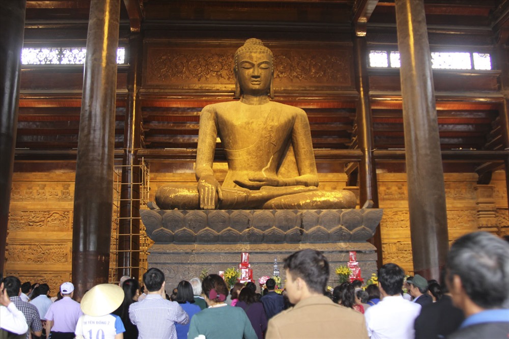 Dòng người vào bảo điện hành hương, kính lễ. Phía bên trong, công trình vẫn đang gấp rút hoàn thiện các hạng mục còn dở dang.