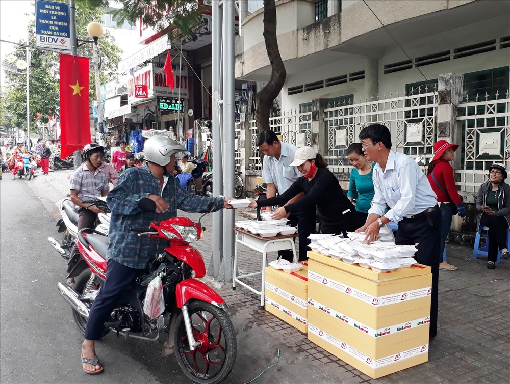 Nhiều đồ ăn, thức uống khác cũng được người dân phát miễn phí, phục vụ du khách. Ảnh: X.T