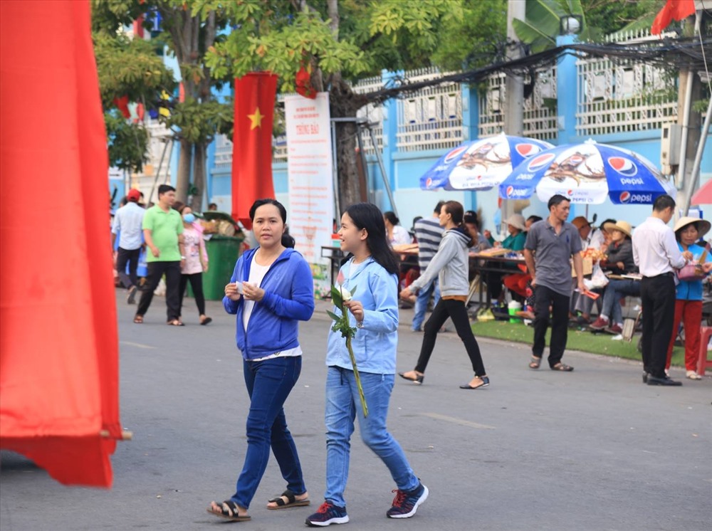 Nườm nượp khách thập phương đổ về, sau khi hết tết. Ảnh: N.X.T