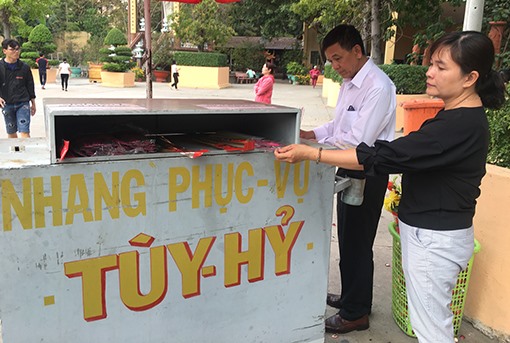 Nét đẹp mới trong lễ hội năm nay là phục vụ nhang miễn phí tại các chùa. Ảnh: N.T