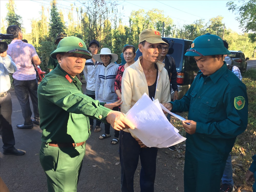 Lực lượng vũ trang, đoàn viên thanh niên làm nhiệm vụ hái tiêu giúp nông dân tại huyện Châu Đức.
