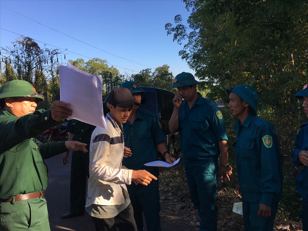 Lực lượng vũ trang, đoàn viên thanh niên làm nhiệm vụ hái tiêu giúp nông dân tại huyện Châu Đức.