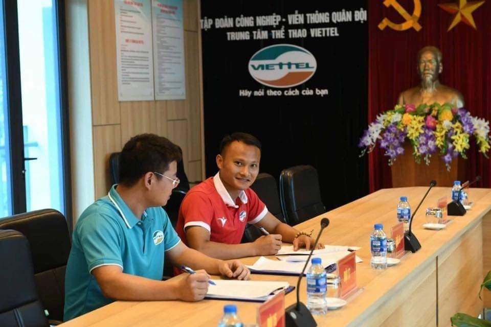 Tiền vệ Trọng Hoàng chính thức gia nhập tân binh Viettel thay vì đầu quân cho đội bóng quê hương SLNA. Ảnh: Viettel FC