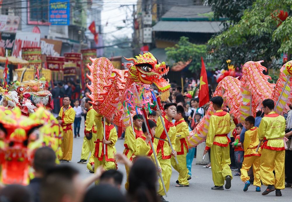Lễ hội diễn ra từ ngày 9 đến 12 tháng Giêng hàng năm, nhằm tưởng nhớ vị Thành hoàng là Bố Cái Đại Vương Phùng Hưng và ông Vũ Đức Úy, người đã truyền lại nghề dệt cho dân làng.