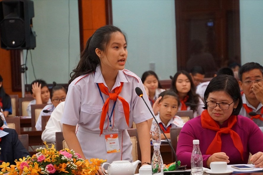Thiếu nhi tiêu biểu đề xuất ý kiến với lãnh đạo TPHCM. Ảnh: Anh Nhàn