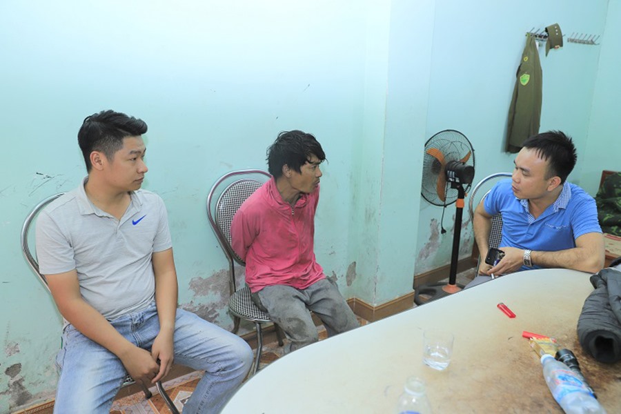 Lực lượng chức năng lấy lời khai của đối tượng.