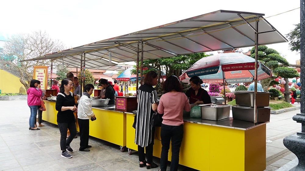 Chùa Ba Vàng nghiêm cấm việc mua bán kinh doanh trong chùa, chỉ có quầy phát đồ ăn miễn phí cho du khách.