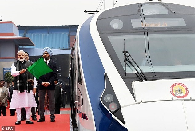 Thủ tướng Ấn Độ Nerandra Modi tham dự lễ ra mắt con tàu cao tốc Vande Bharat.