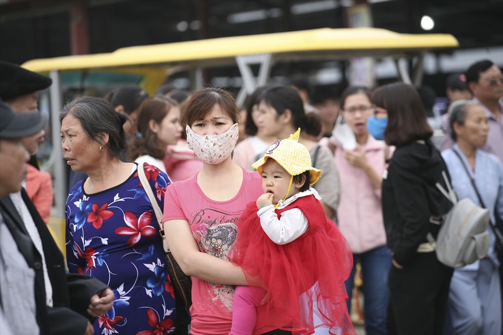 Khoảng cách từ nơi gửi phương tiện tới chùa Tam Chúc khoảng 3km. Do đó nhiều người lựa chọn phương tiện phục vụ là xe điện.