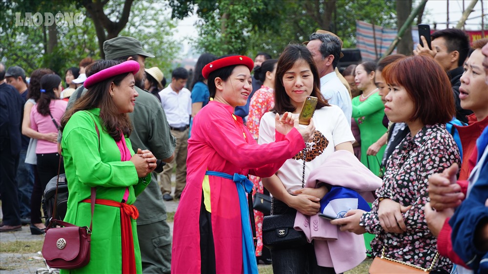 Du khách đến với Hội Liêm ngoài việc xem hội cũng như tham gia các trò chơi dân gian họ còn cùng nhau chụp hình ghi lại những khoảng khắc diễn ra tại lễ hội.
