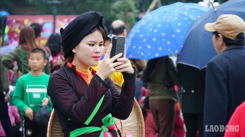 Các bạn trẻ đến với lễ hội có dịp diện những trang phục truyền thống thướt tha dịu dàng, trẻ trung của các liền anh liền chị.