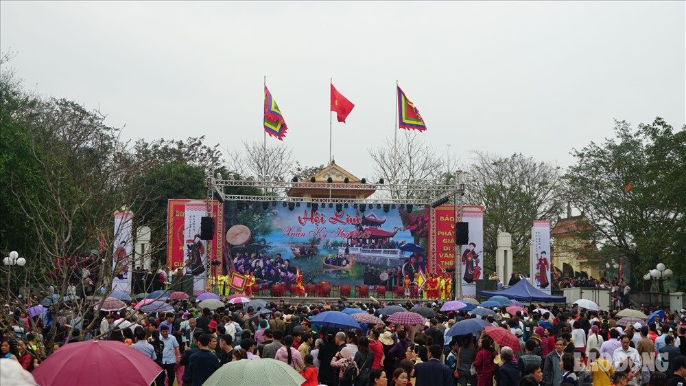 Đến giờ chương trình văn nghệ khai hội diễn ra du khách tấp nập tập trung đông đúc trước sân khấu đón nghe các làn ca dàn điệu dân do các liền anh liền chị biểu diễn.