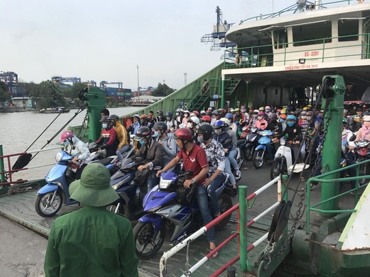 Nhu cầu đi lại giữa quận 2, TP.HCM với Đồng Nai và tỉnh Bà Rịa - Vũng Tàu, hiện vẫn phụ thuộc nhiều vào phà Cát Lái .Ảnh: Zing
