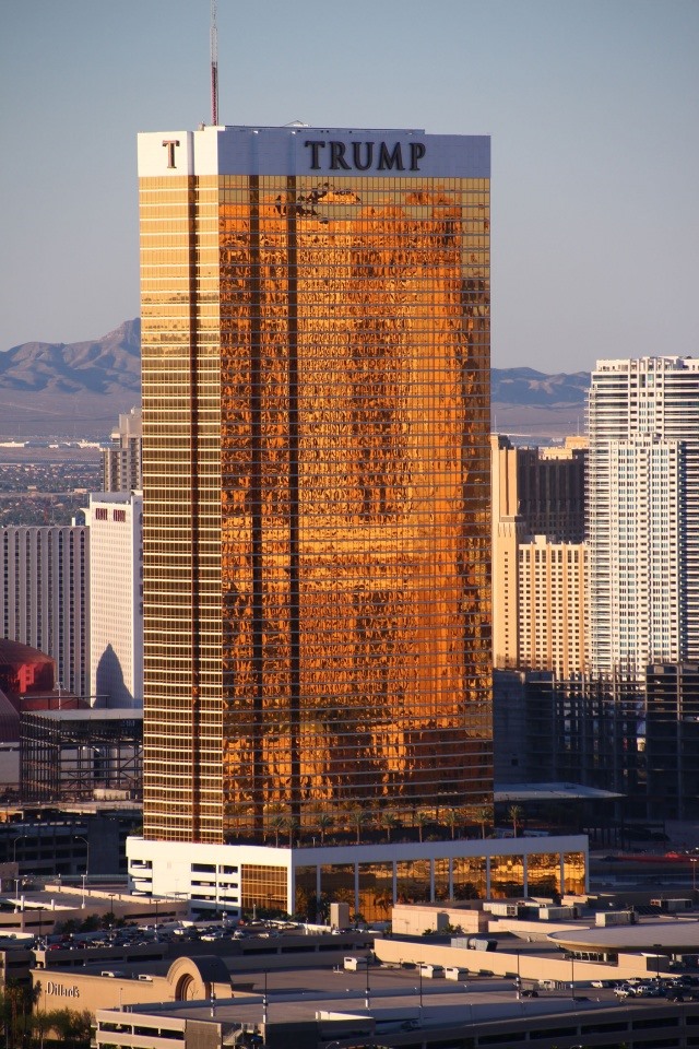 Ông Trump đã bán 36 căn hộ trong tòa tháp Trump International Hotel tại Las Vegas.